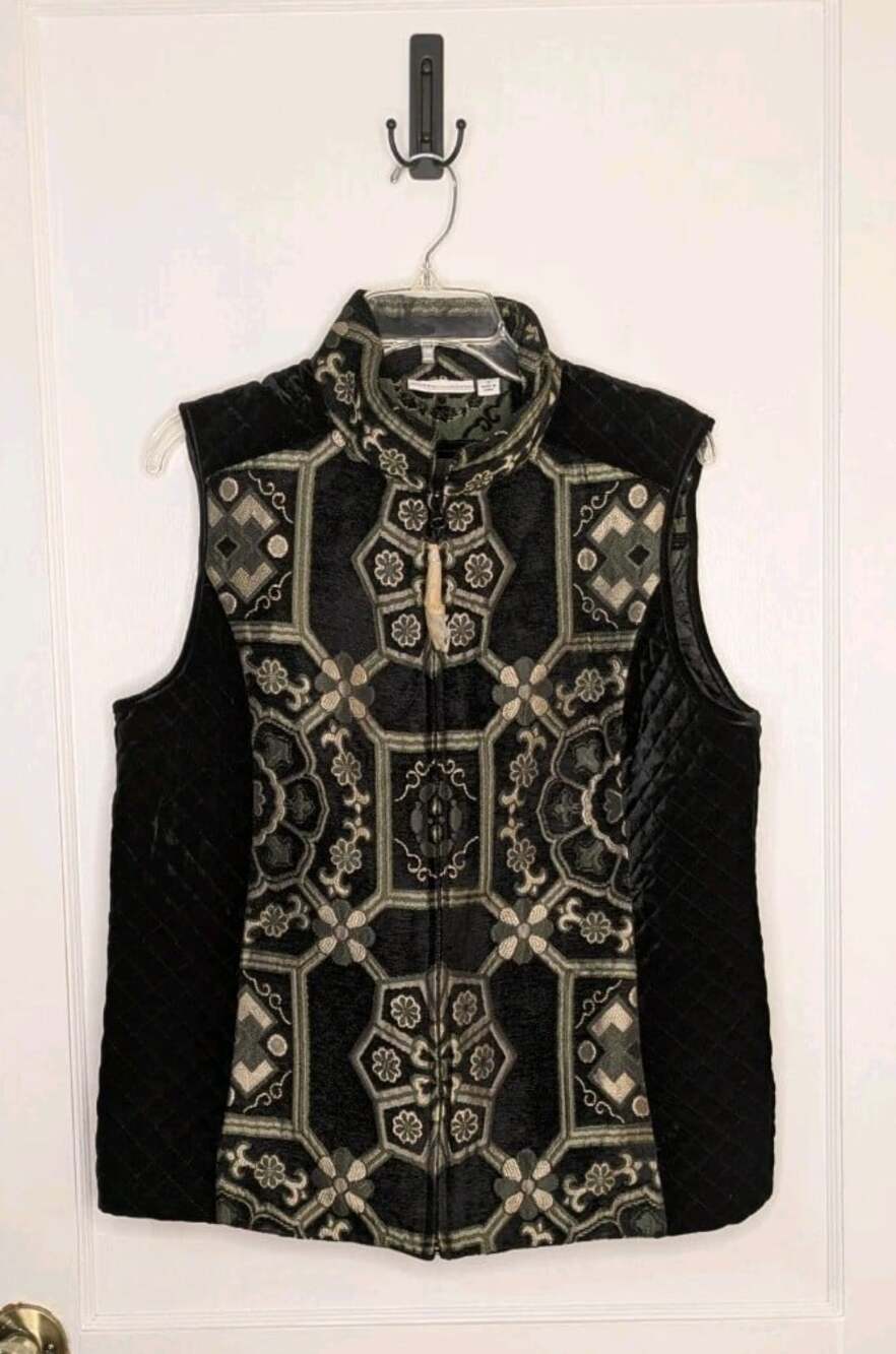 NWOT Susan Graver Black Tapestry Velvet Vest Zip Front Mandala Quilted Sz 10